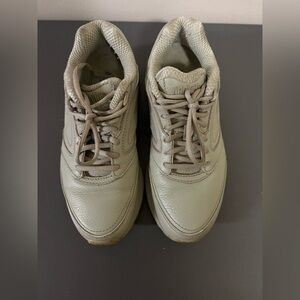 Brooks Addiction Walker, Women’s Size 8.5 Beige